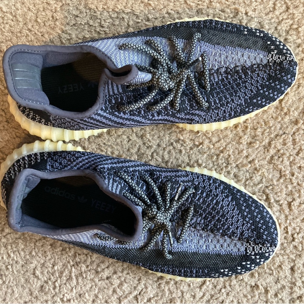 Yeezy Boost 350 V2 - black men’s size 9